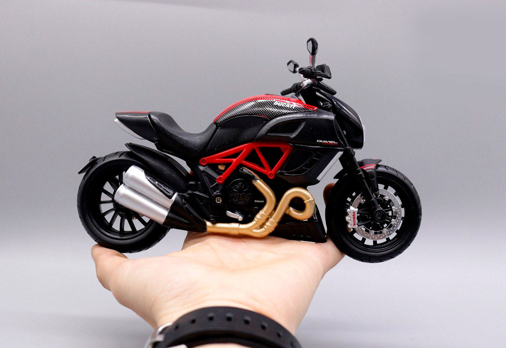 Ducati Diavel Carbon em Escala 1:12