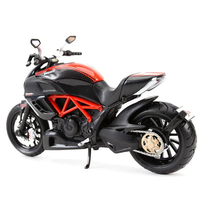 Ducati Diavel Carbon em Escala 1:12
