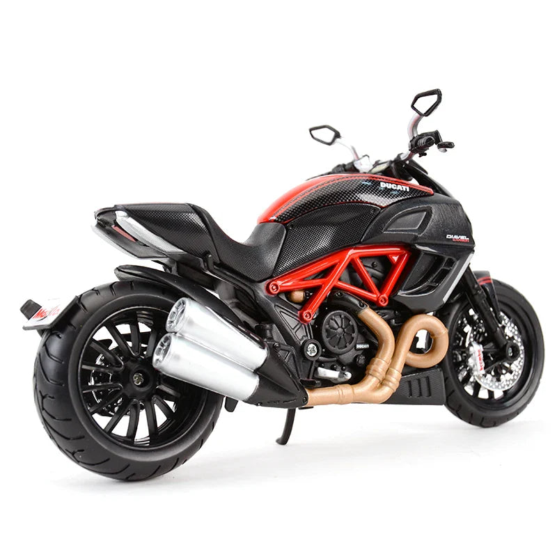 Ducati Diavel Carbon em Escala 1:12