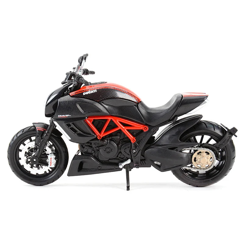 Ducati Diavel Carbon em Escala 1:12