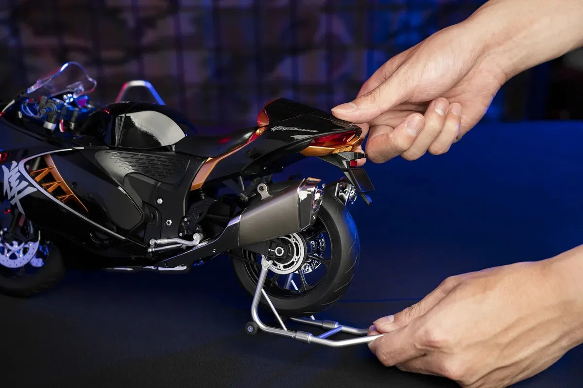 Suzuki Hayabusa GSX-1300R 1:6 Interativa com Escapamento